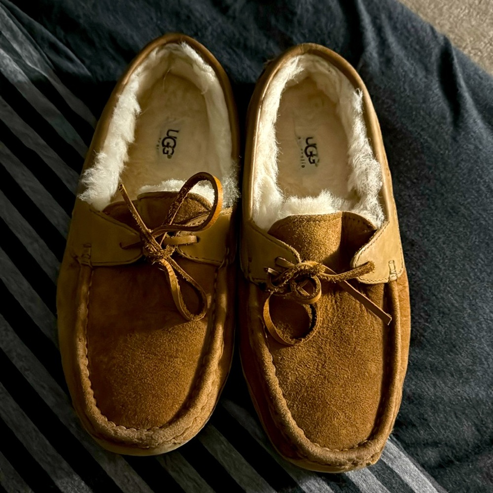 UGG Moccasin slippers size 9.5 Women’s or EU 40.5 Excellent condition!